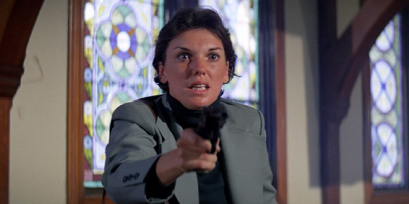 Kate Moore com uma arma em The Enforcer