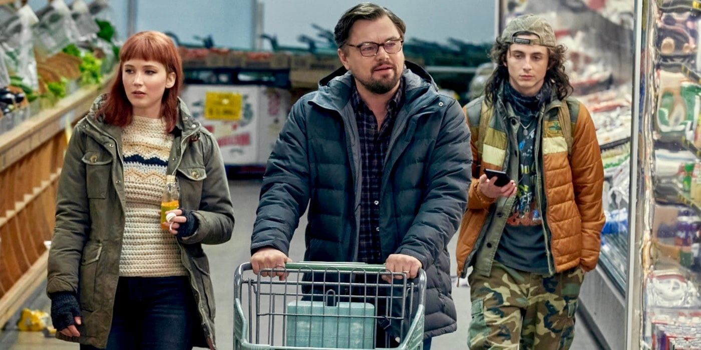 Kate, Randall e Yule andando por uma história de supermercado em Don't Look Up