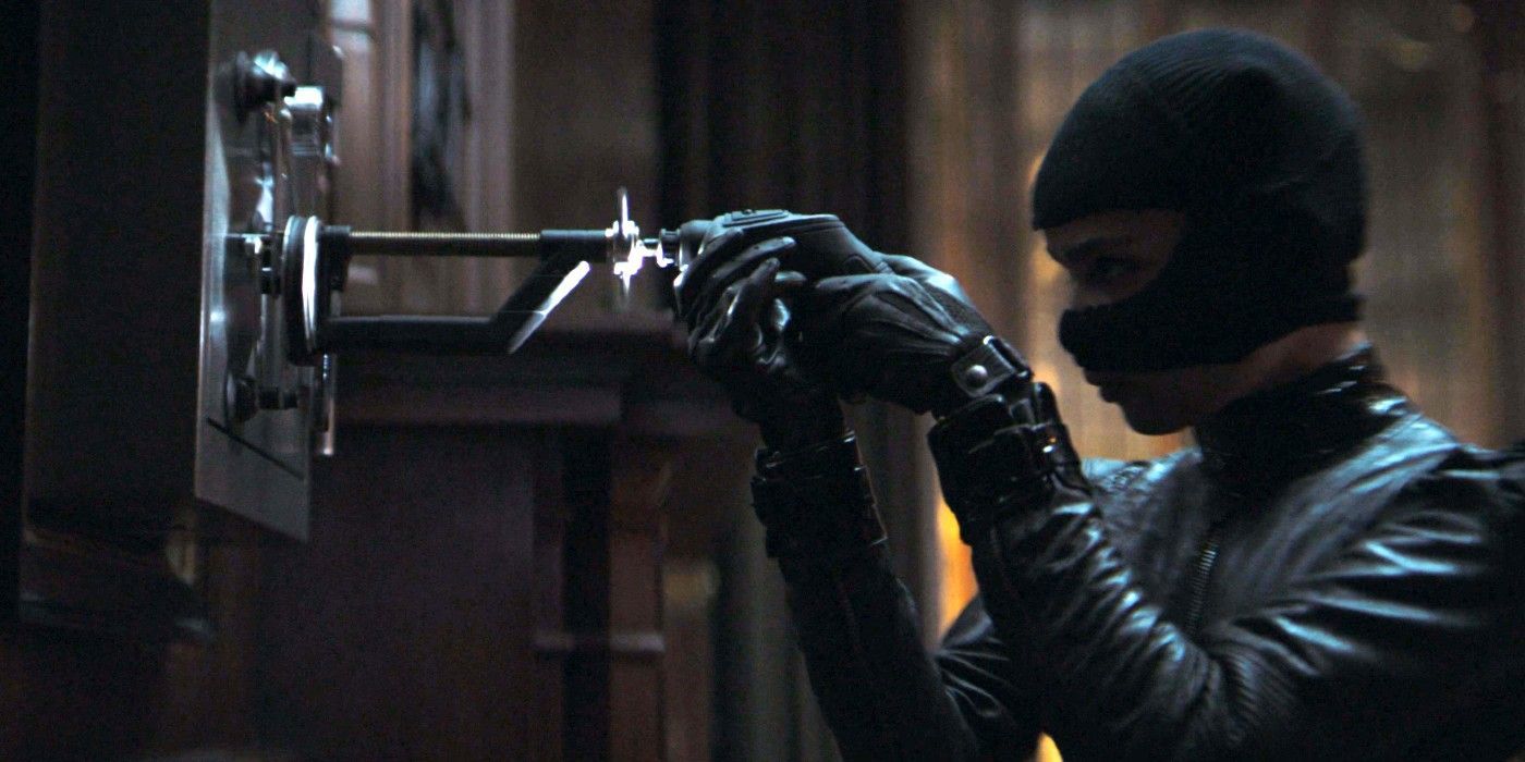 The Batman: Zoë Kravitz Grew Out Her Nails For Catwoman's Claws