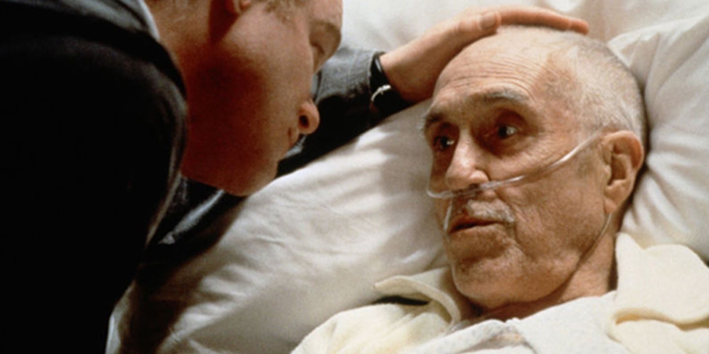 Earl Partridge (Jason Robards) em seu leito de morte e sendo consolado por Phil (Philip Seymoure Hoffman) em Magnólia