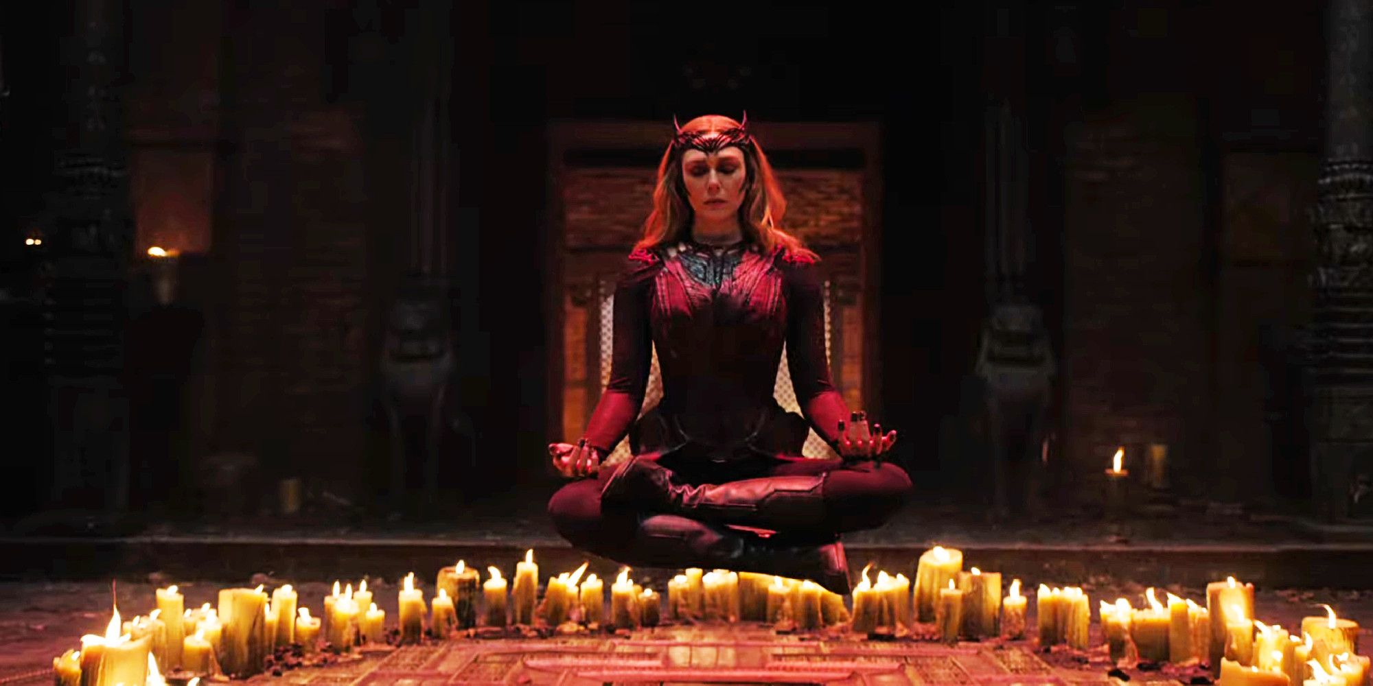 Wanda levita em um círculo mágico em Dr. Strange 2.