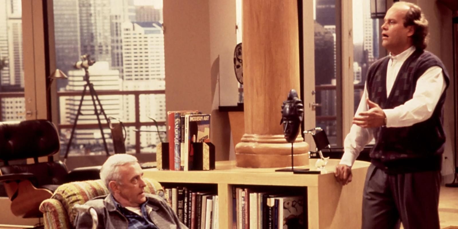 Frasier dan Martin Crane berdebat di apartemennya di Frasier