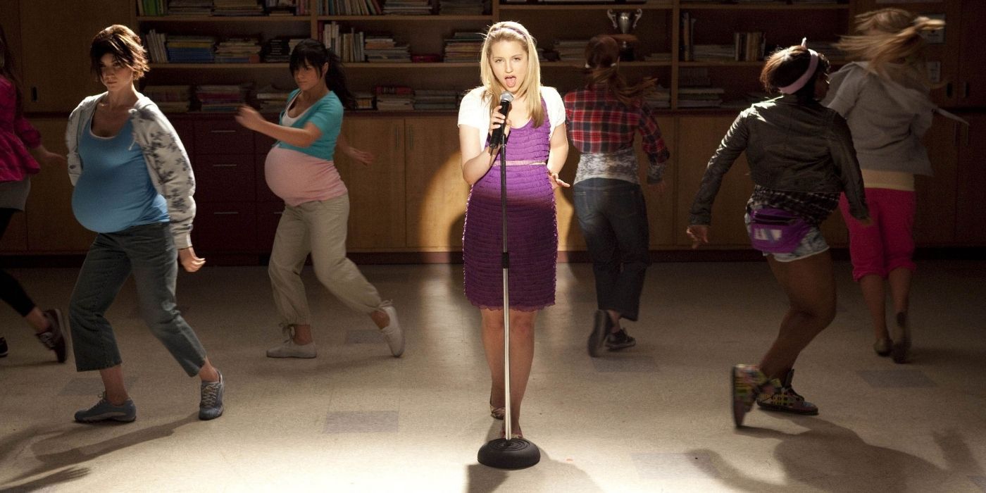 Quinn and other pregnant teenagers performing in Glee