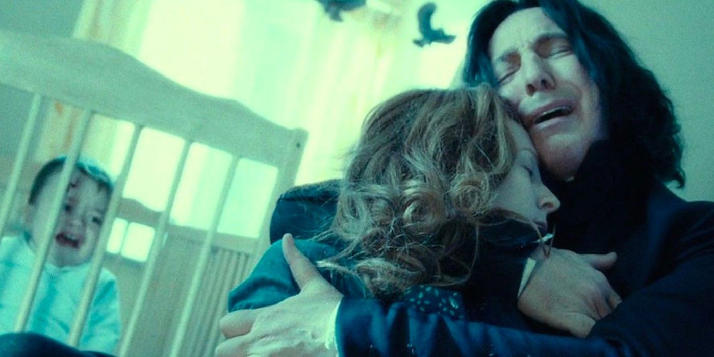 Snape segurando o corpo de Lily enquanto Harry chora ao fundo em Harry Potter
