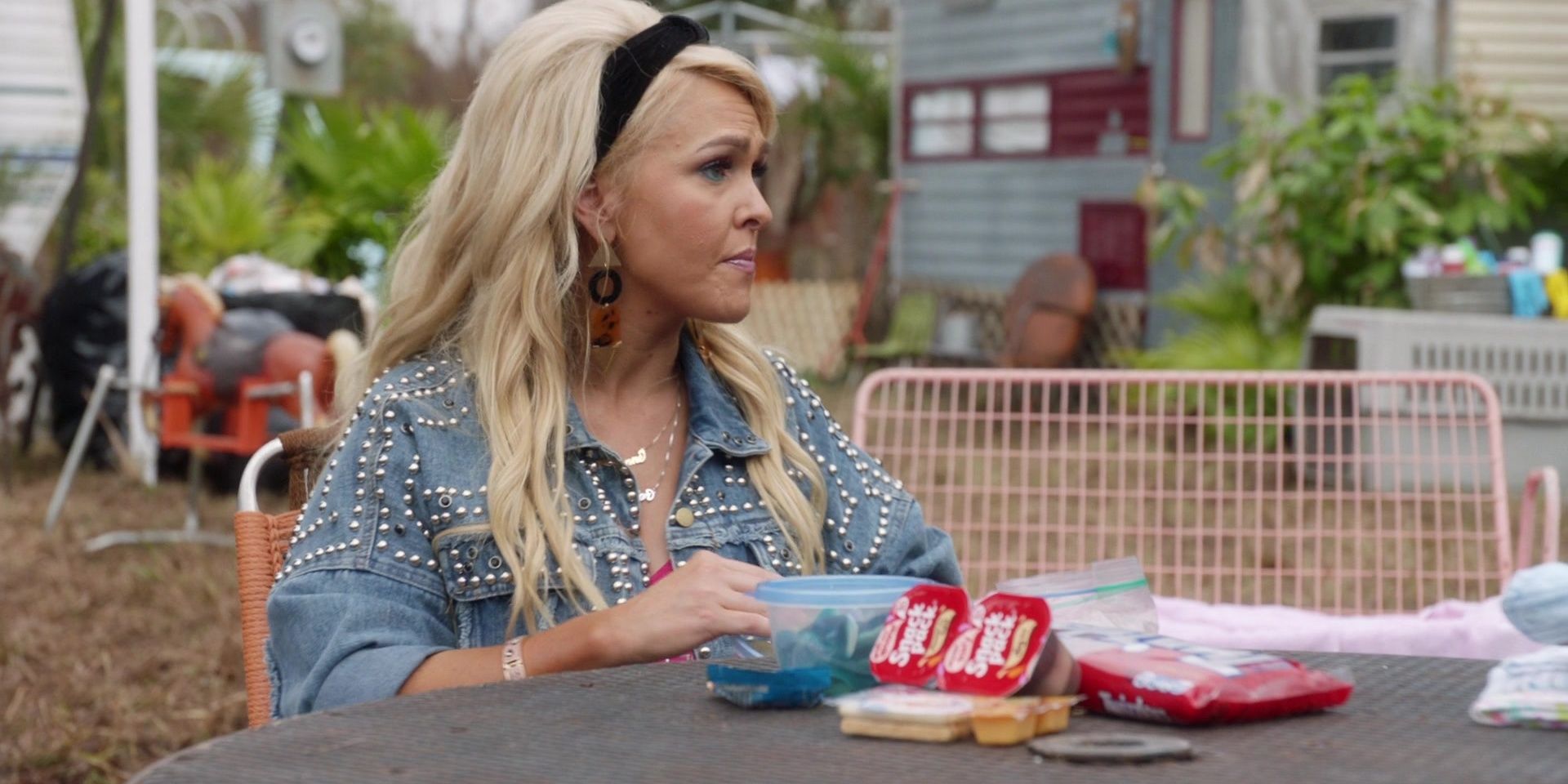Jen dissuades Desna from partnering with Uncle Daddy in Claws