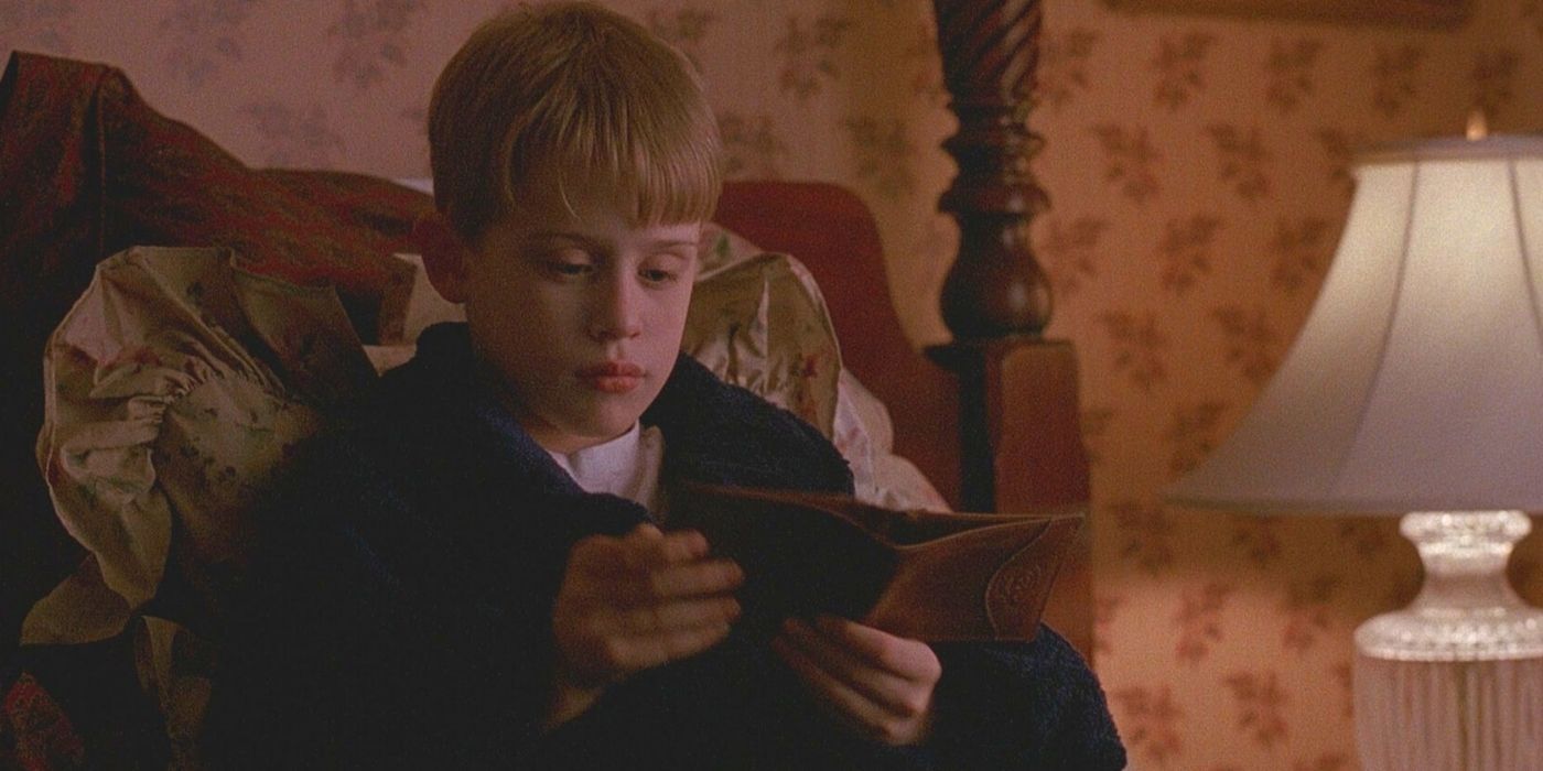 Kevin looking at his dad's wallet in a hotel in Home Alone 2