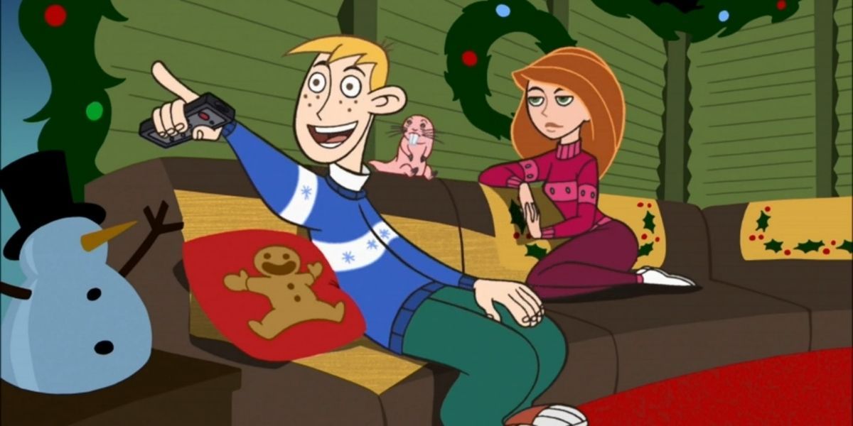 Ron e Kim assistindo TV juntos em suéteres em Kim Possible: "Um Natal Muito Possível"