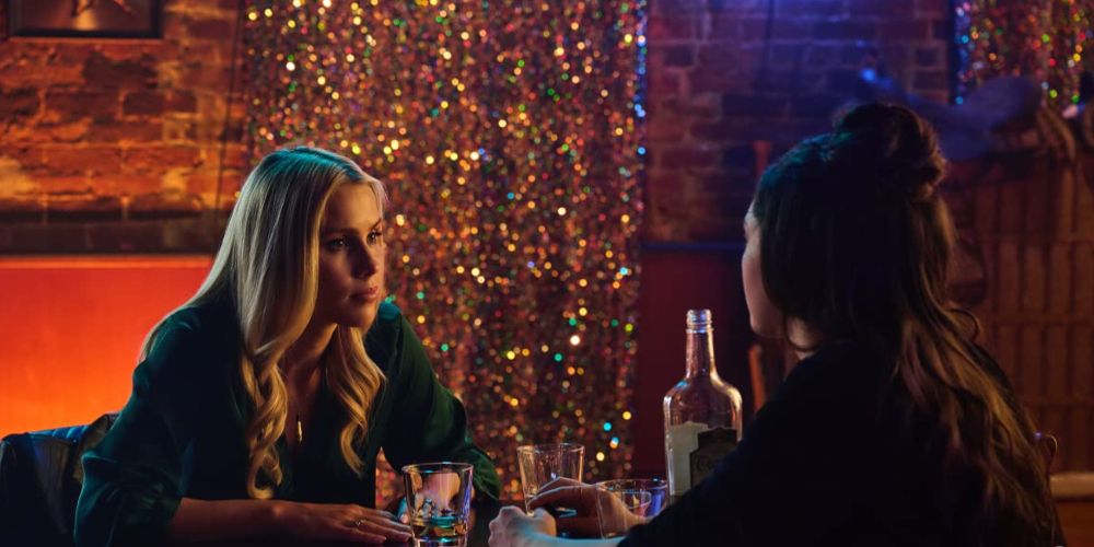 Rebekah talks with Hope in front of Xmas decorations in Legacies