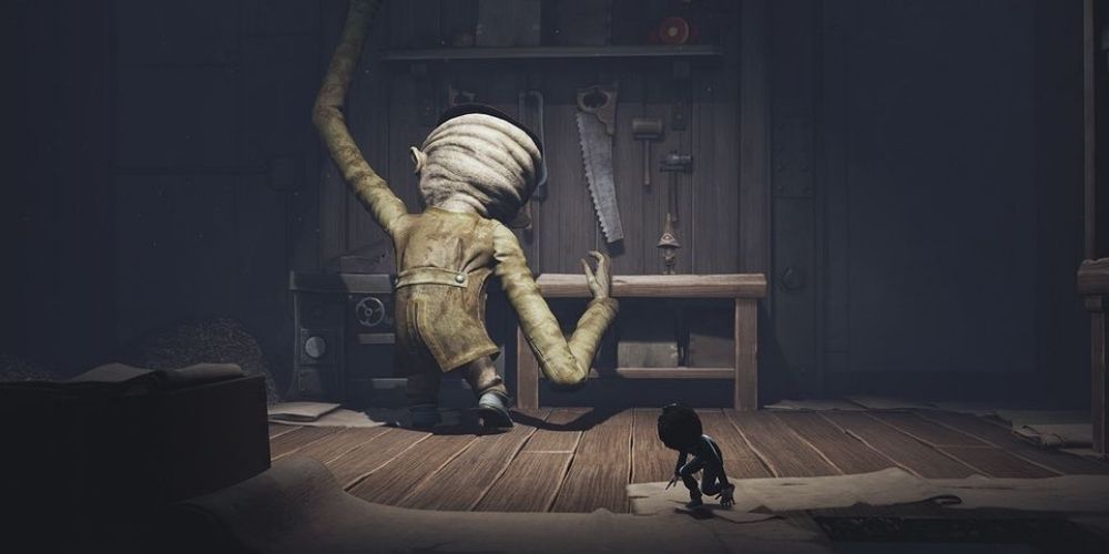 A player sneaks through a room housing a rotting corpse in Little Nightmares 2.