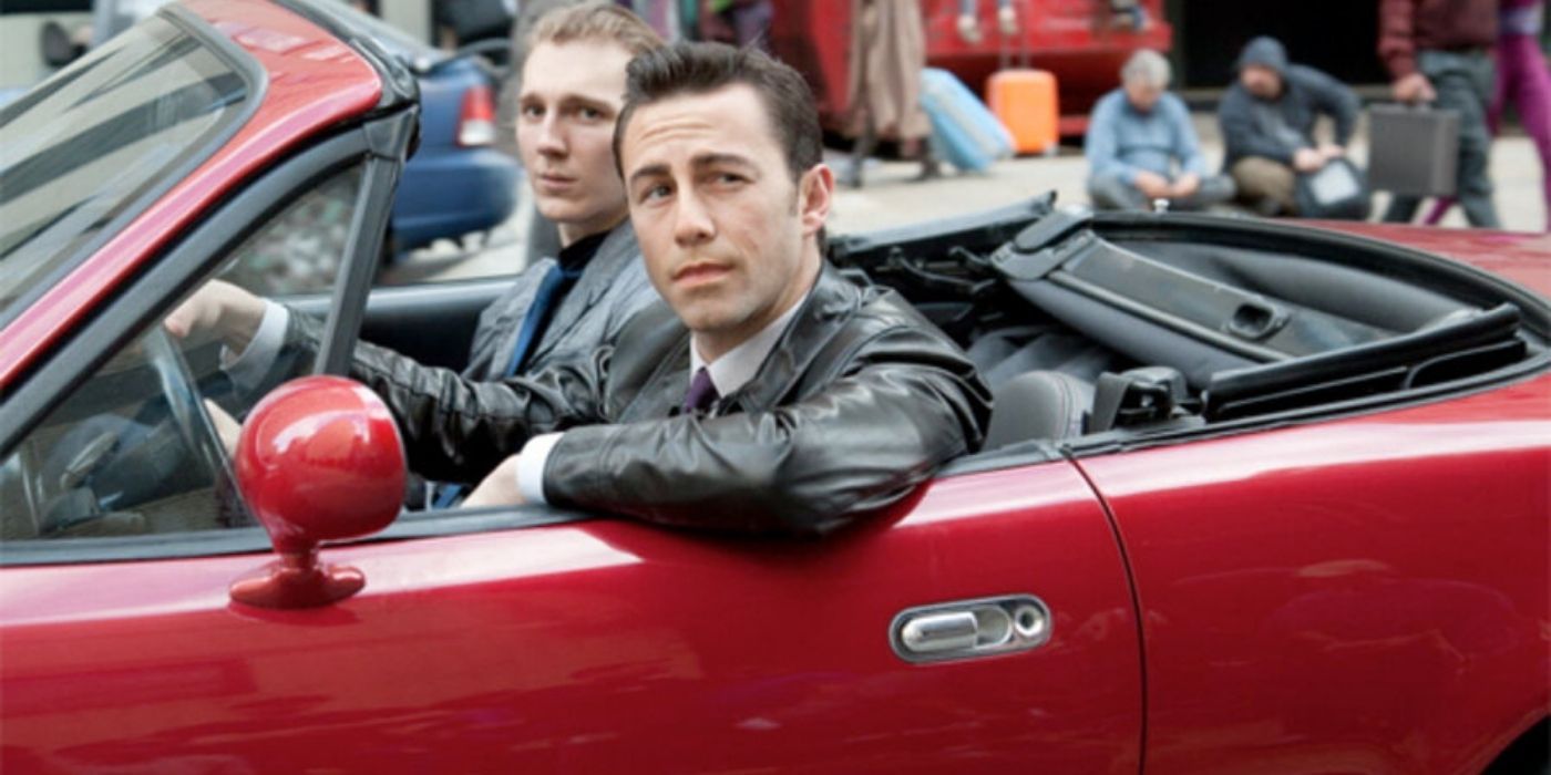 Seth e Joe em um carro coberto em Looper