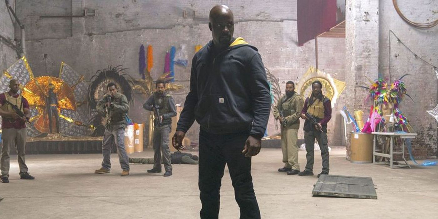 Luke Cage surrounded by gunmen in Defenders.