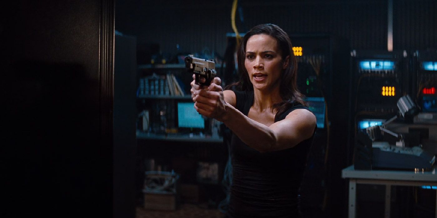 Jane Carter aims a gun in Mission Impossible: Ghost Protocol