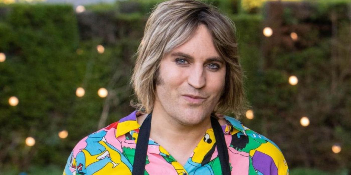 Noel Fielding smiling and looking into the camera in TGBBO