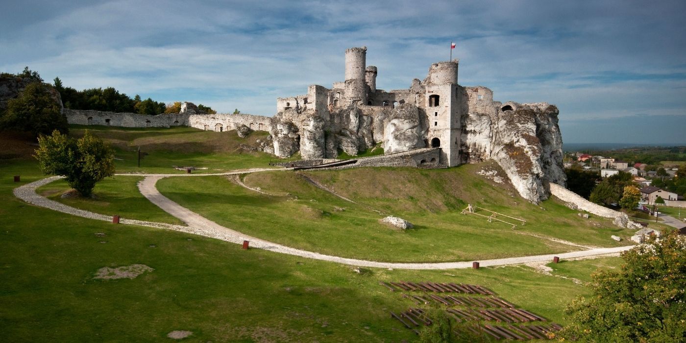 A shot of Ogrodzieniec Castle during the day