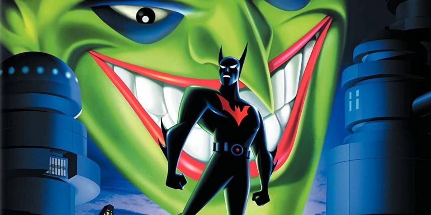 Batman em pé no topo de um prédio com o rosto do Coringa aparecendo ao fundo na arte da capa de Batman Beyond: Return of the Joker