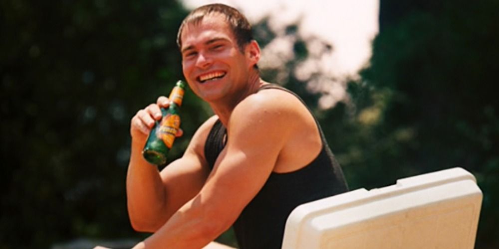 Seann William Scott in American Reunion holding a beer