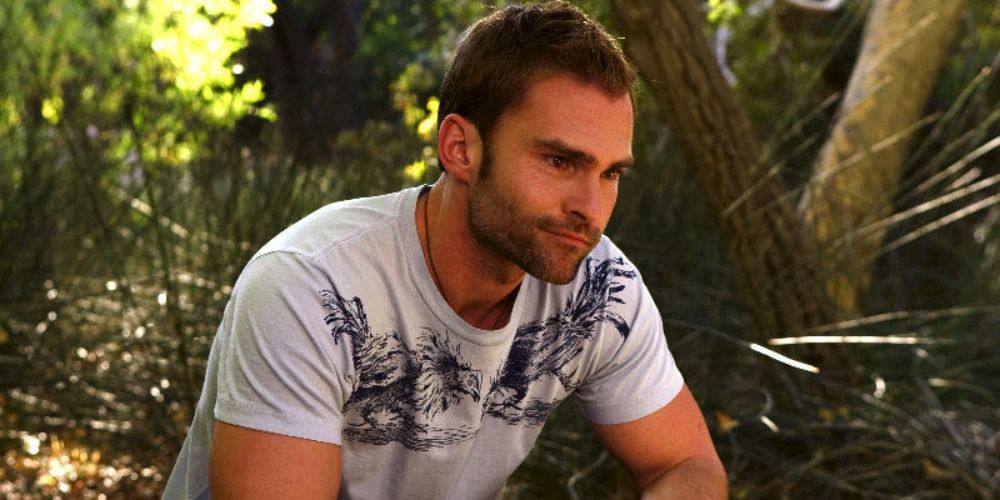Seann William Scott in Role Models sitting outside on the ground