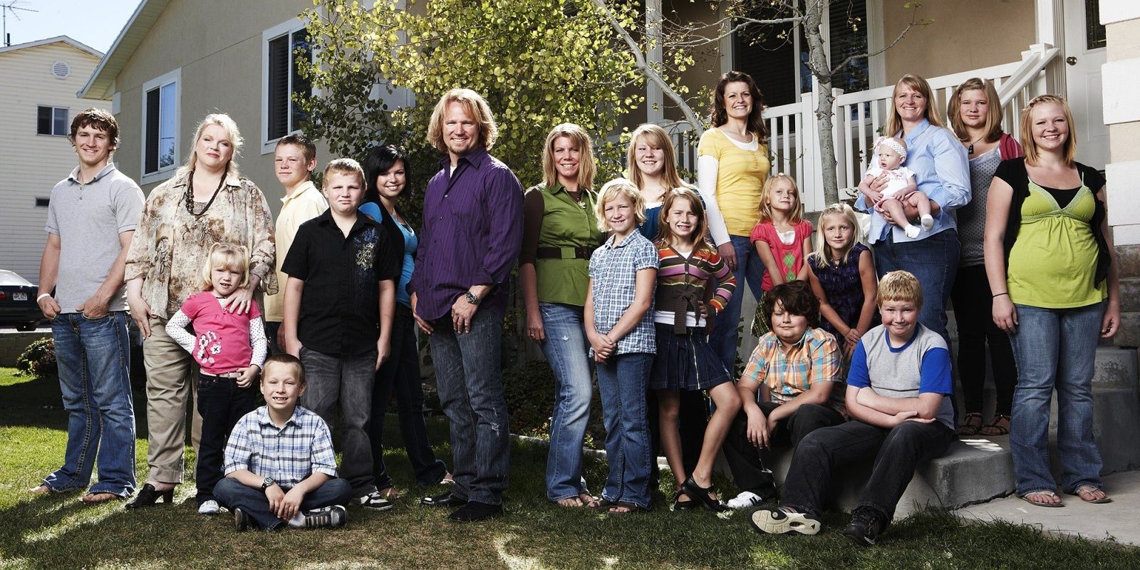 Kody Brown taking photo with his kids and wives on Sister Wives