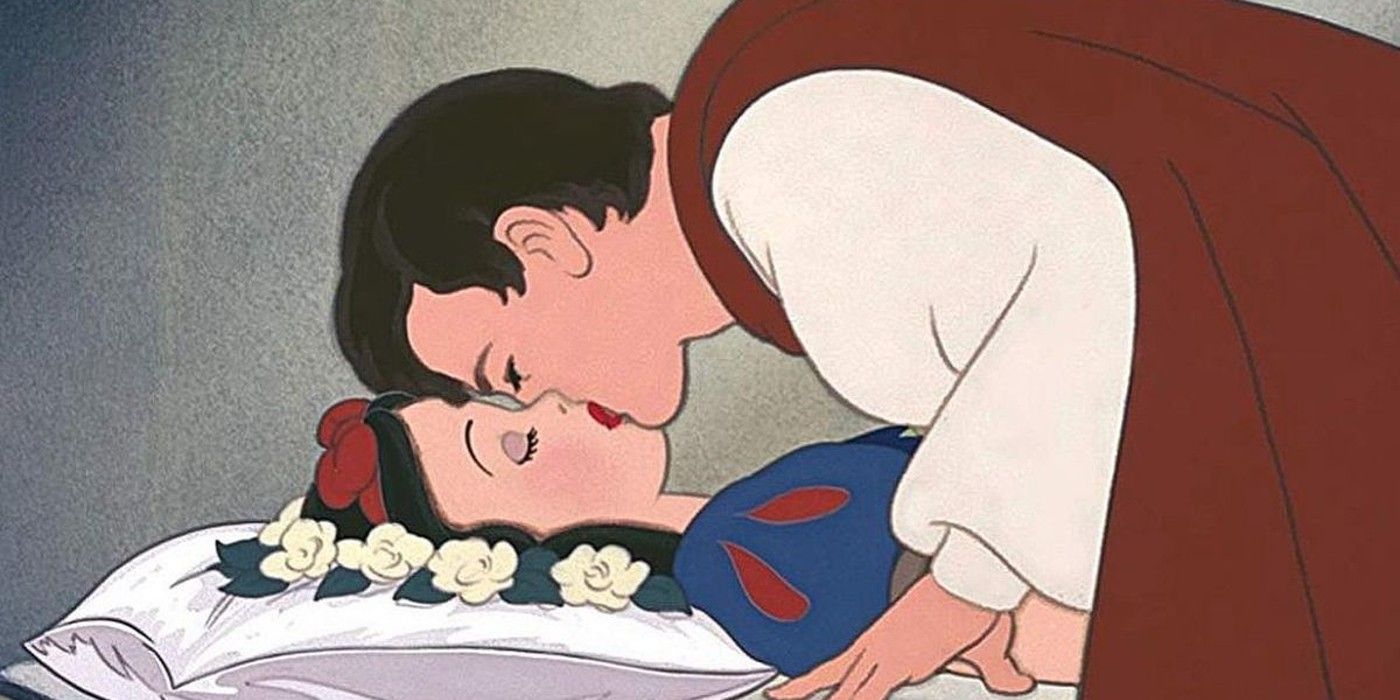 الأمير يسلم قبلة الحب الحقيقي لإيقاظ بياض الثلج في ديزني كلاسيك