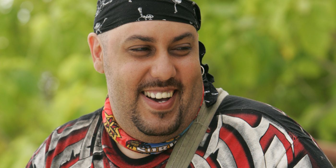 Billy Garcia sorri em Survivor: Ilhas Cook