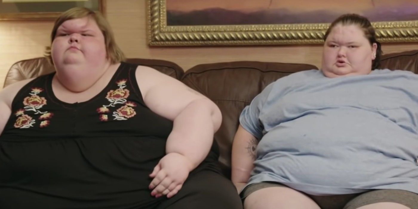 Tammy and Amy Slaton in 1000-lb Sisters sitting on a brown couch