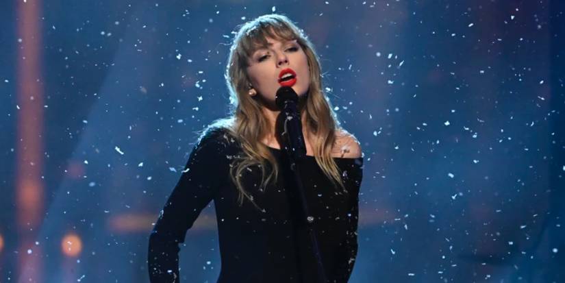 Taylor Swift performing All Too Well on SNL.