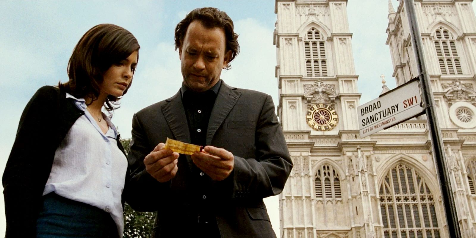 Robert talking to Sophie in The Da Vinci Code.