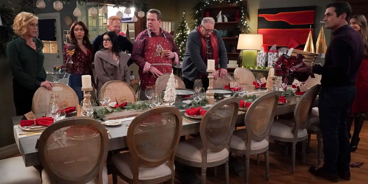 El elenco de Modern Family alrededor de la mesa para cenar en Navidad 