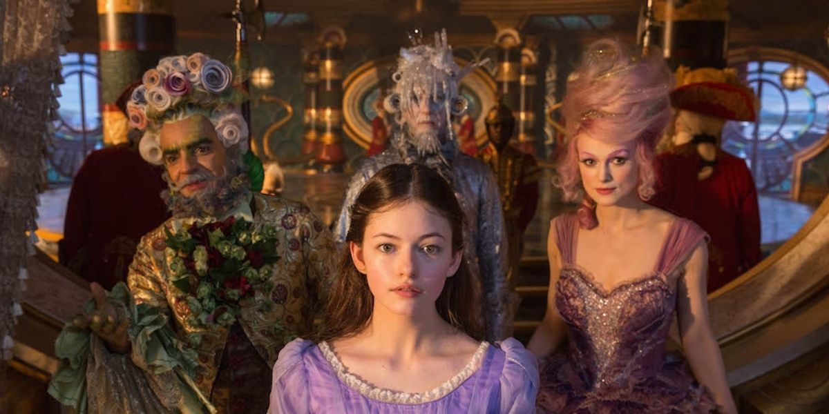 Clara e os outros personagens olhando diretamente para a câmera em O Quebra-Nozes e os Quatro Reinos (2018)