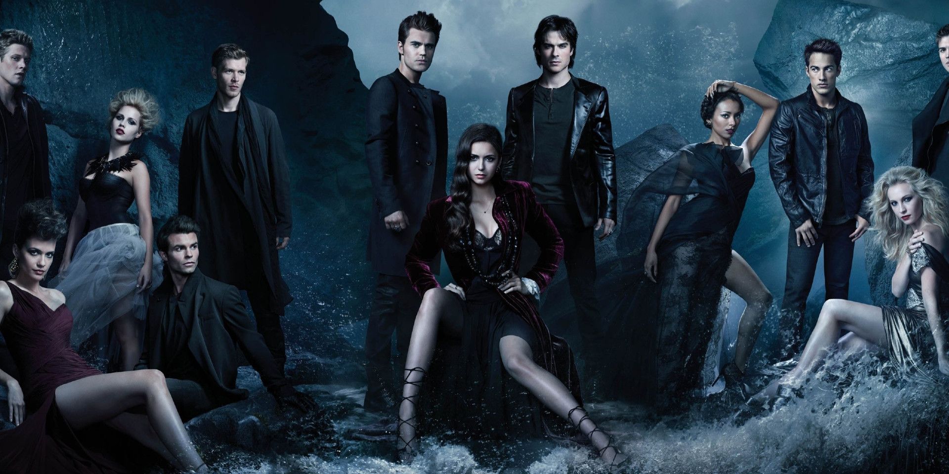 O elenco de The Vampire Diaries posa perto do oceano.