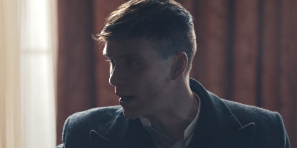 Tommy gifts Lizzie with cash in Peaky Blinders