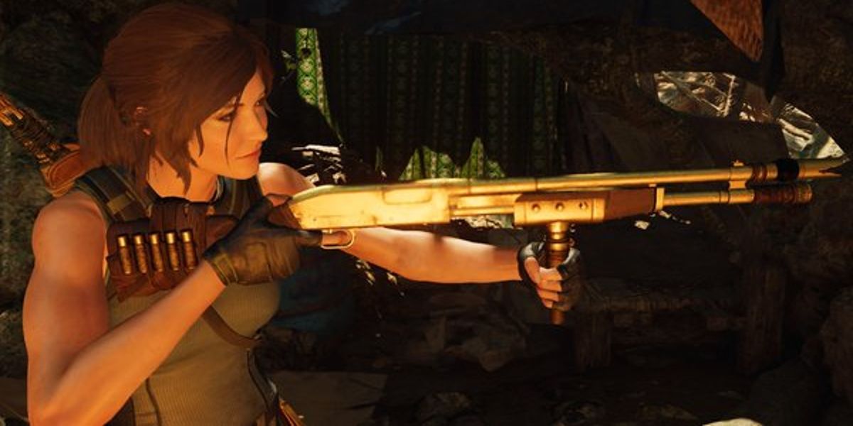 Lara Croft empunhando a rara espingarda dourada em Tomb Raider: Anniversary.