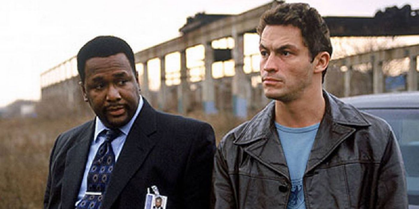 Wendell Pierce and Dominic West standing by a car in The Wire