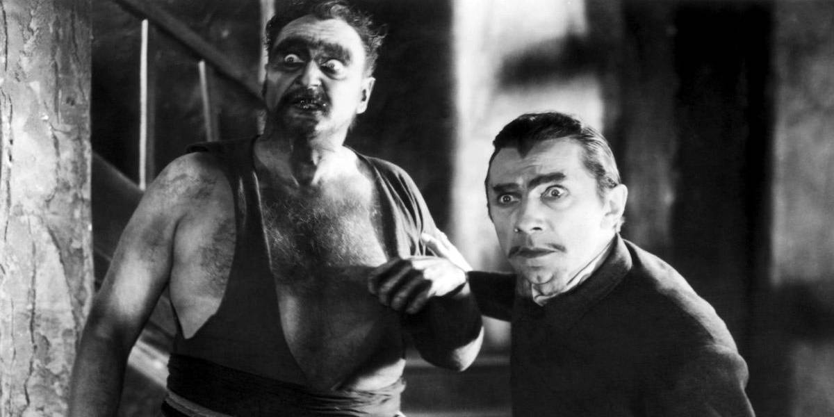 Bela Lugosi lidera um de seus acólitos zumbis de White Zombie