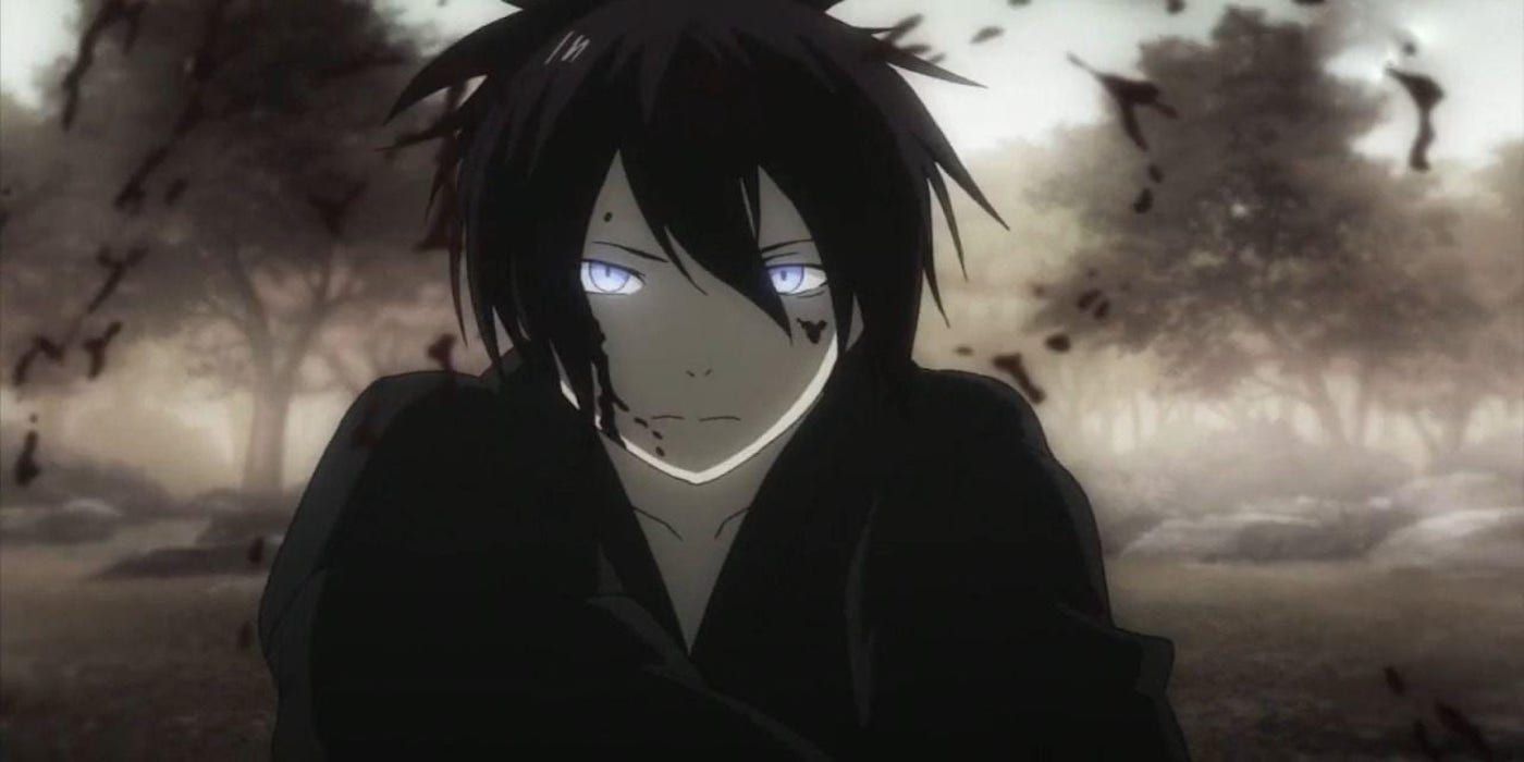 Yato stands with glowing eyes in Noragami.