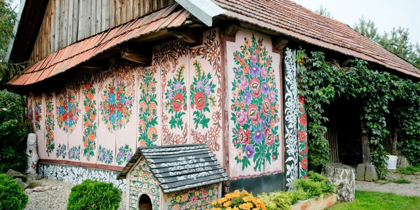 A house with its walls painted in the village of Zalipie in Poland