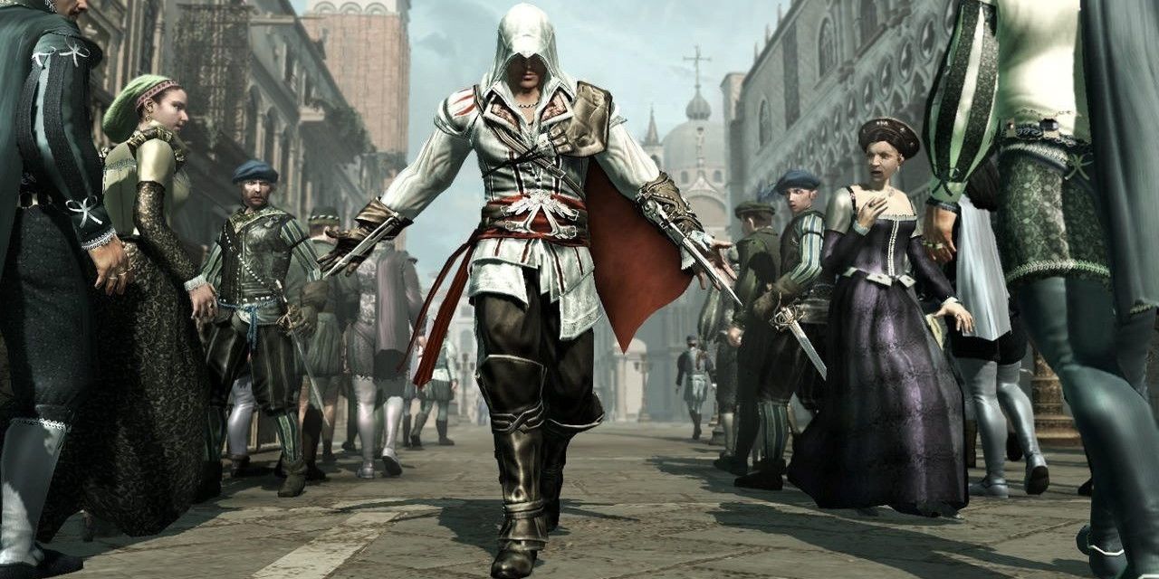 Ezio caminha por uma rua movimentada em Assassin's Creed II.