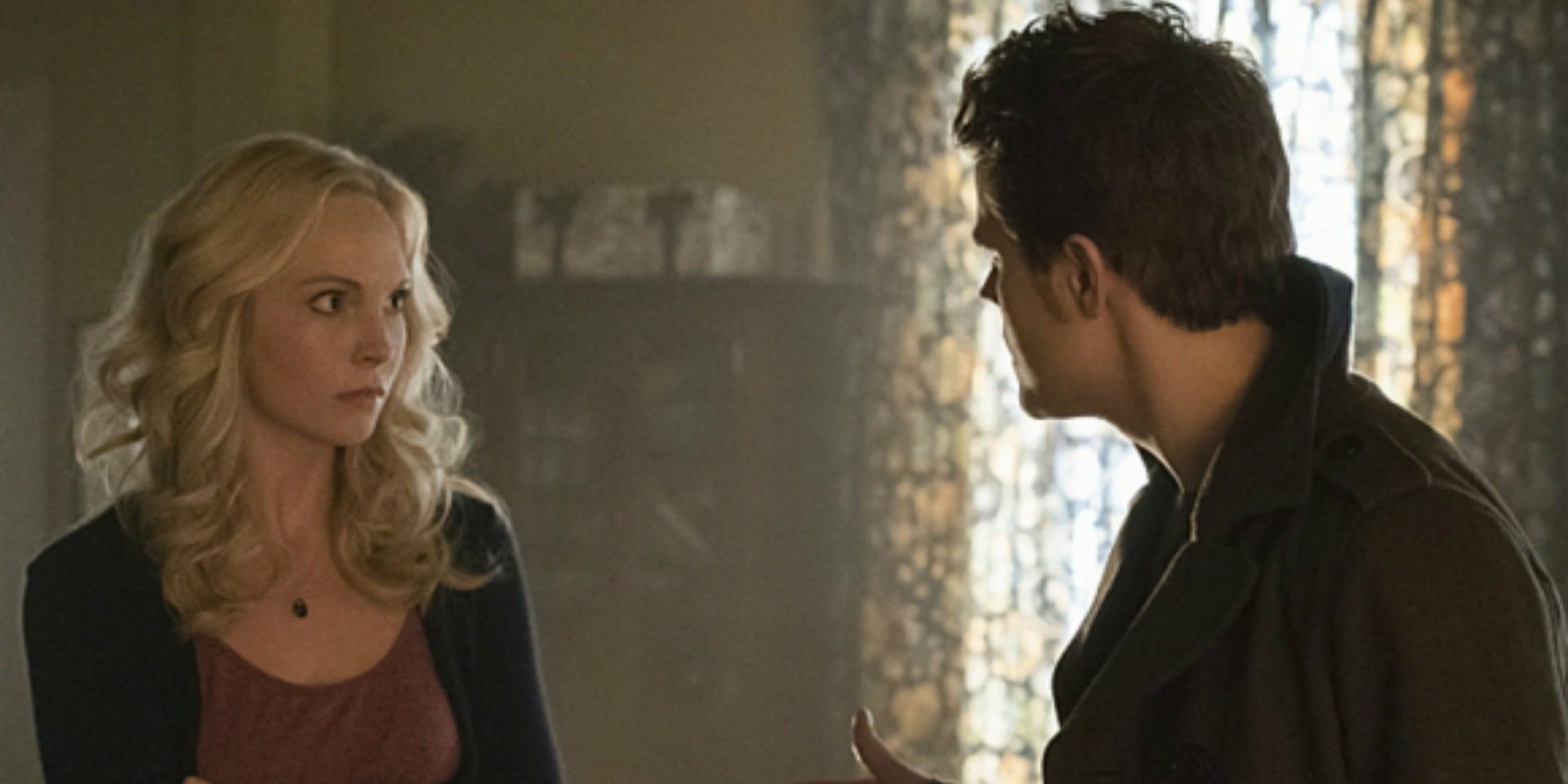 Stefan e Caroline discutindo em The Vampire Diaries