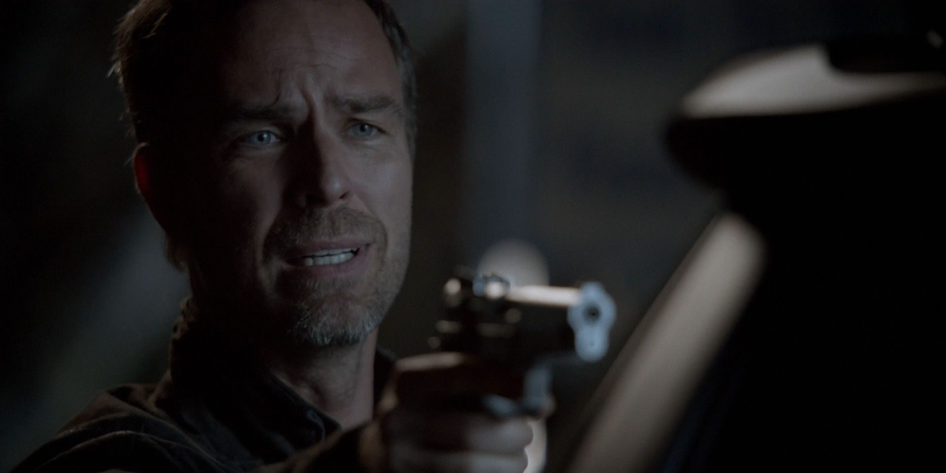 Chris Argent com uma arma em Teen Wolf