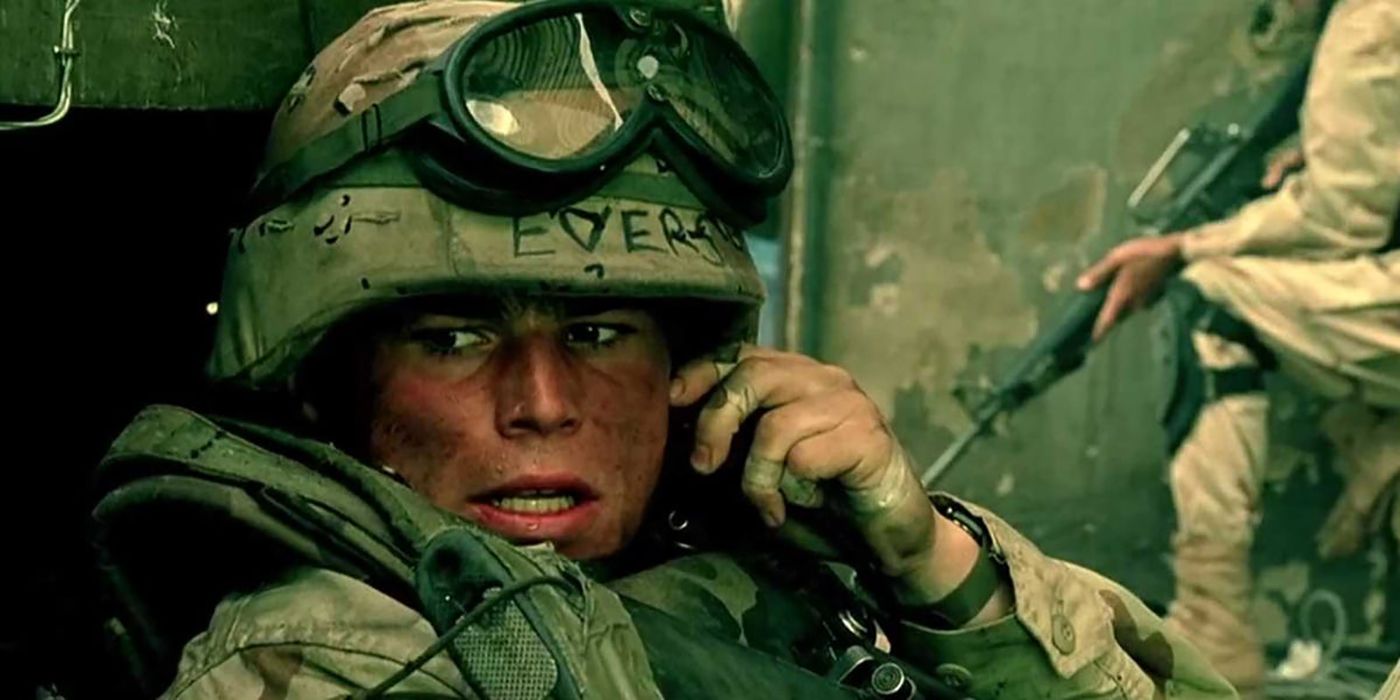 Josh Hartnett in army gear in a scene from Black Hawk Down.
