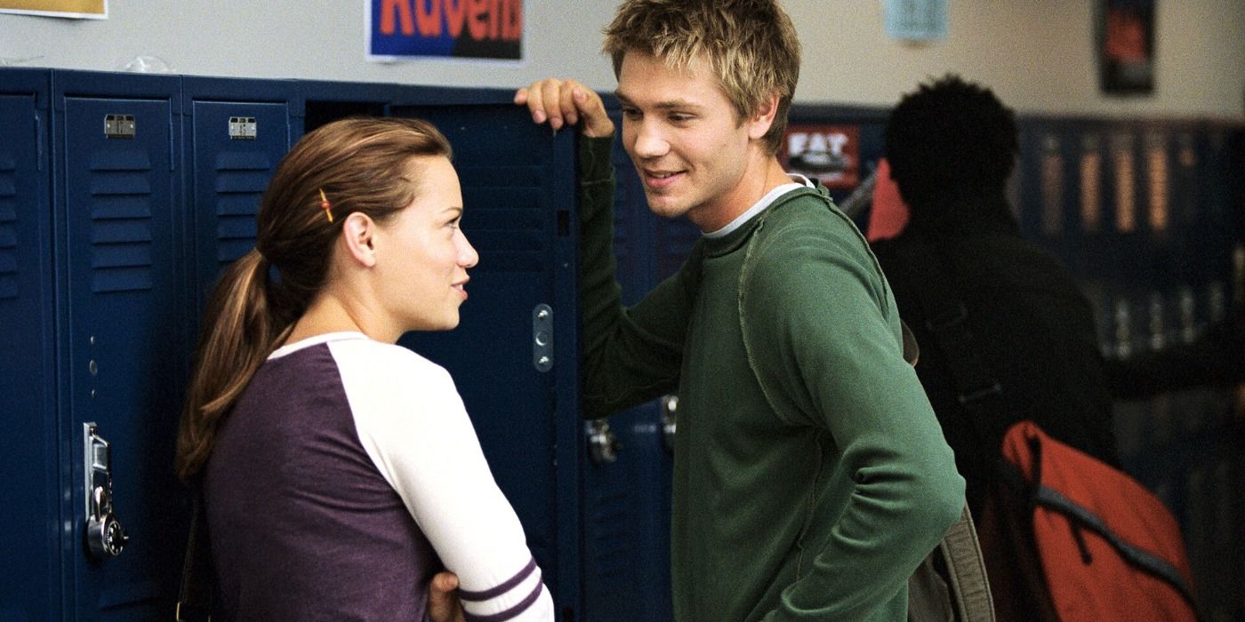 Lucas and Haley talking next to their lockers in One Tree Hill