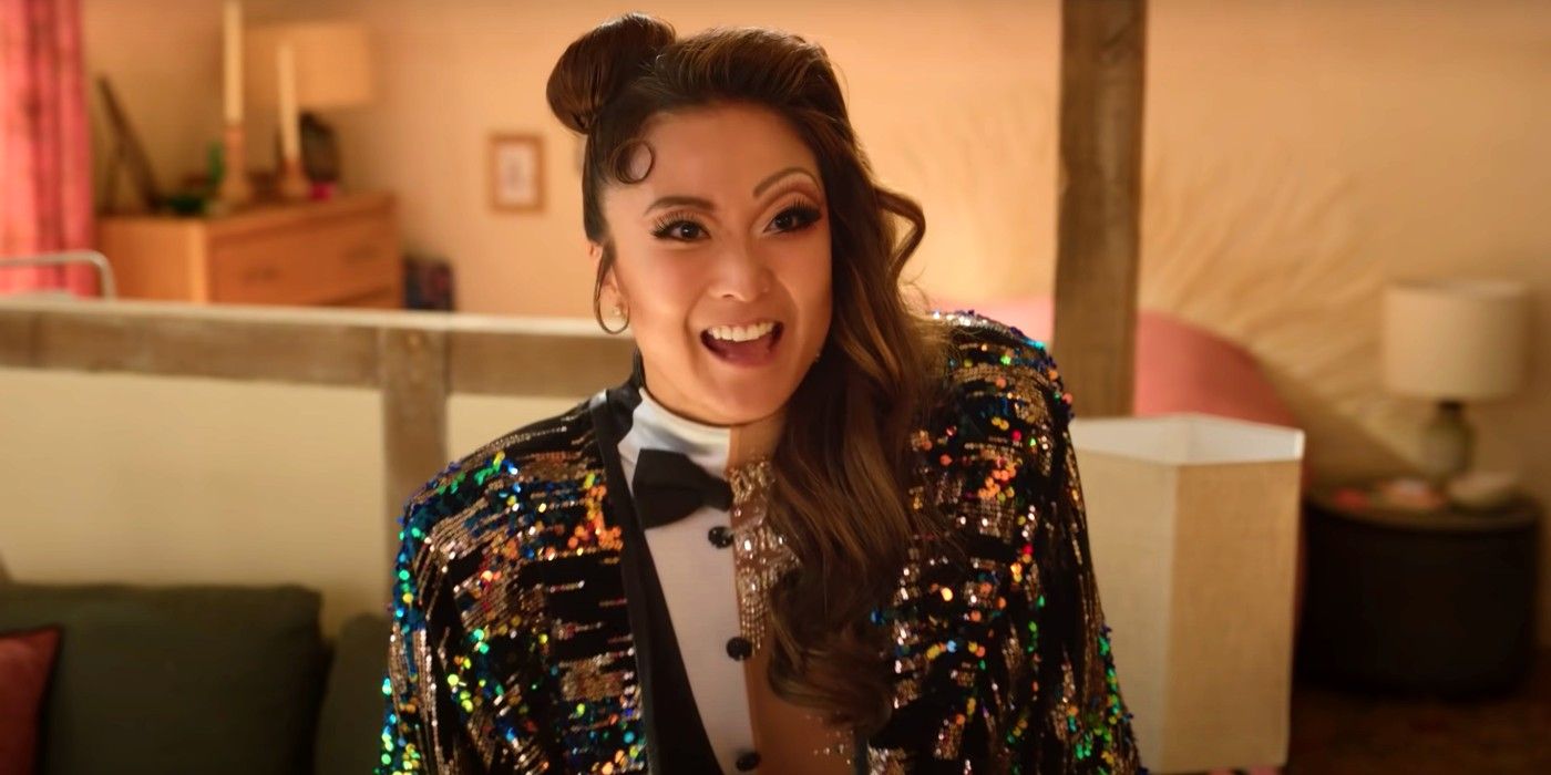 mindy smiling while in drag in emily in paris