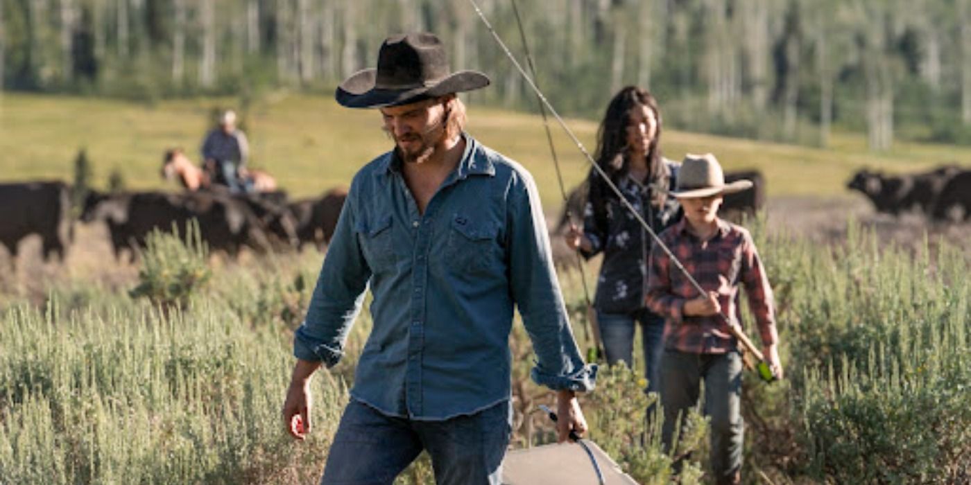 Kayce leading the way in the prairie, with Monica and Tate following in Yellowstone