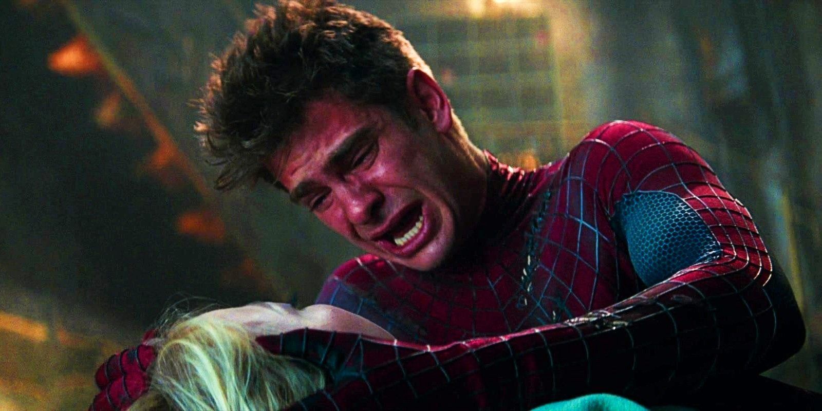 Spider-Man holds Gwen Stacy's body in The Amazing Spider-Man 2.