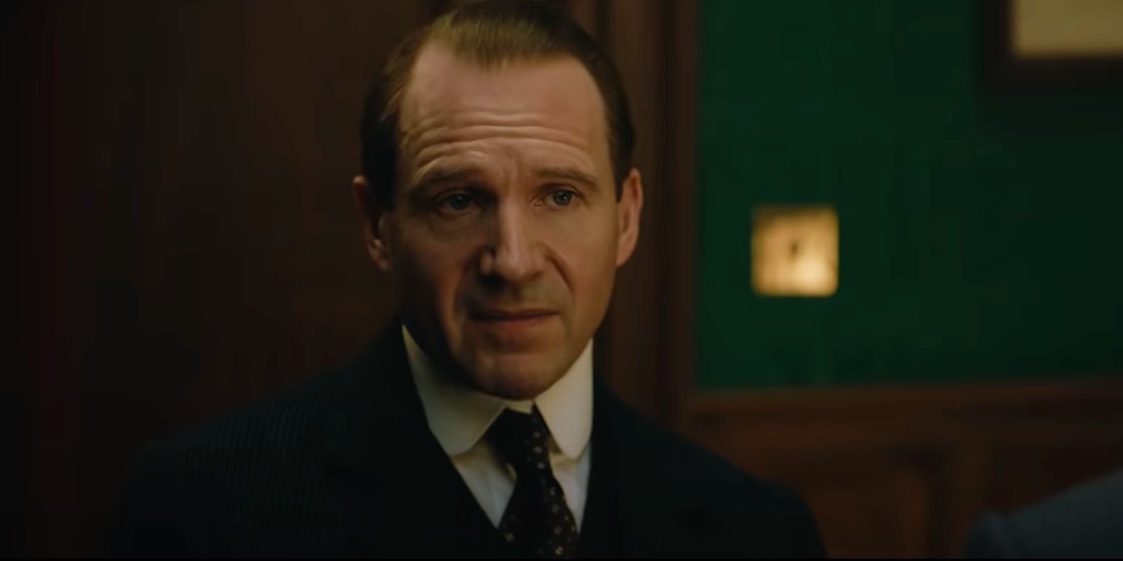 Ralph Fiennes dalam The Kingsman