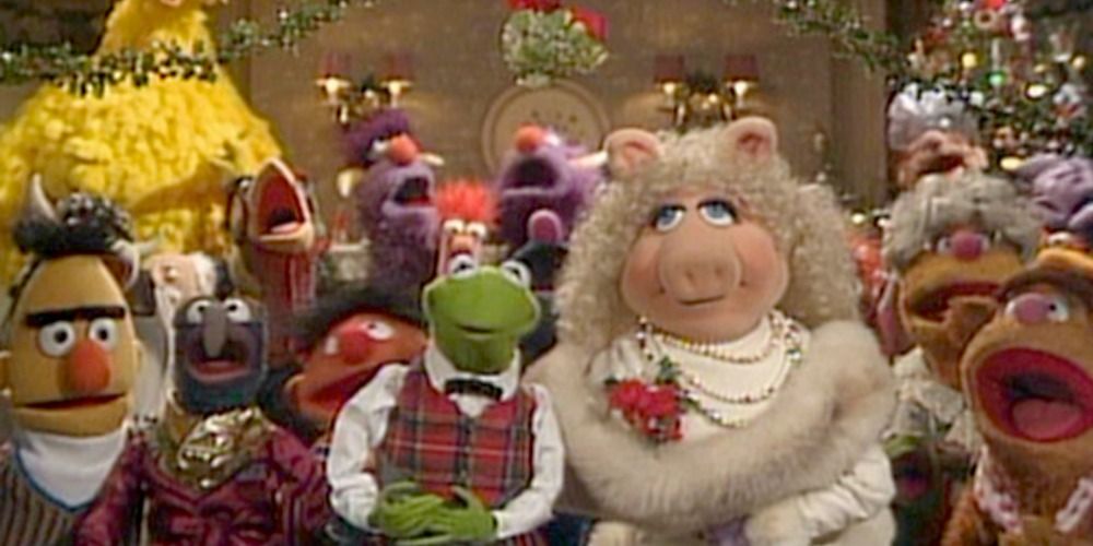 Miss Piggy and Kermit in front of the whole Muppet cast in A Muppet Family Christmas
