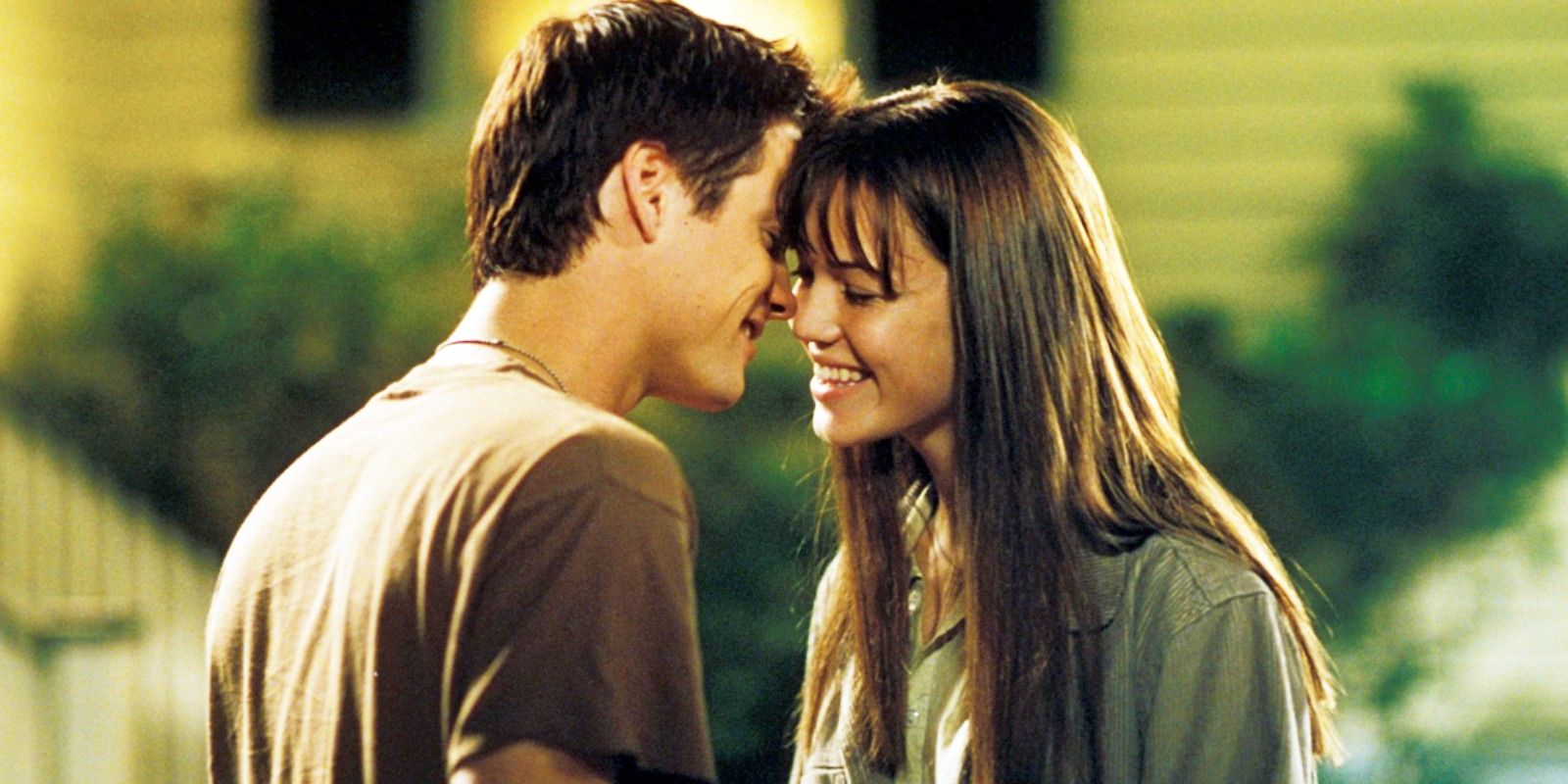 Jamie and Landon about to kiss in A Walk To Remember