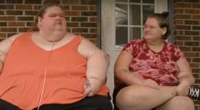 Amy and Tammy Slaton in 1000-lb Sisters sitting together talking