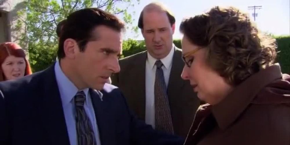 An image of Michael talking to Phyllis in The Office