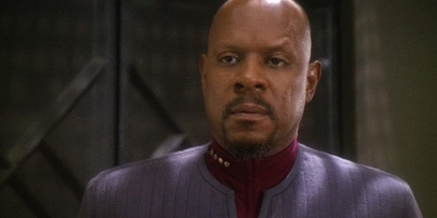 Sisko looks sternly in Star Trek Deep Space Nine 